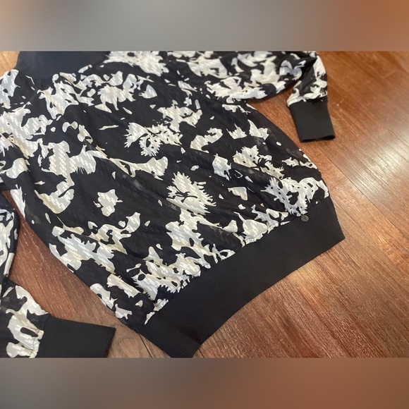 Yest Floral Top with Banded Bottom and Sleeves - Size 8 - Picture 5 of 6